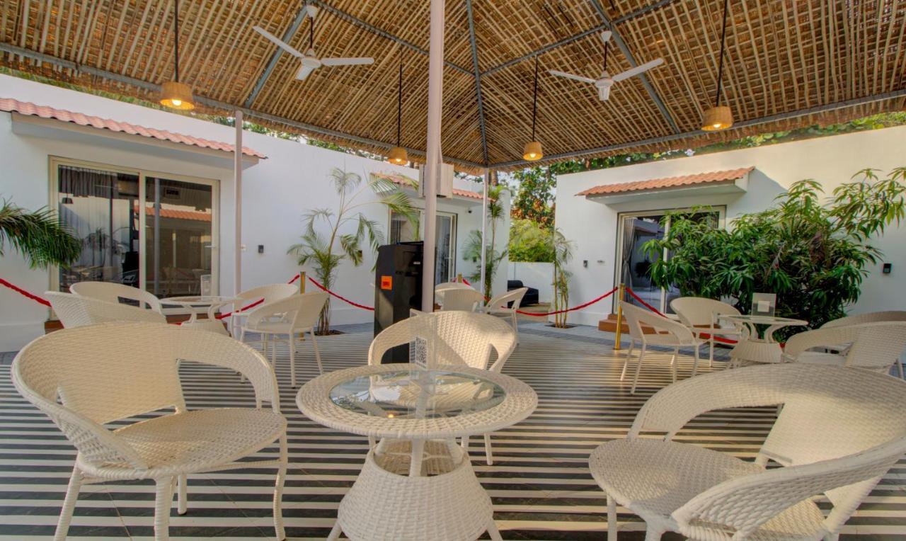 Treebo Code Red Hotel Морджим Екстериор снимка