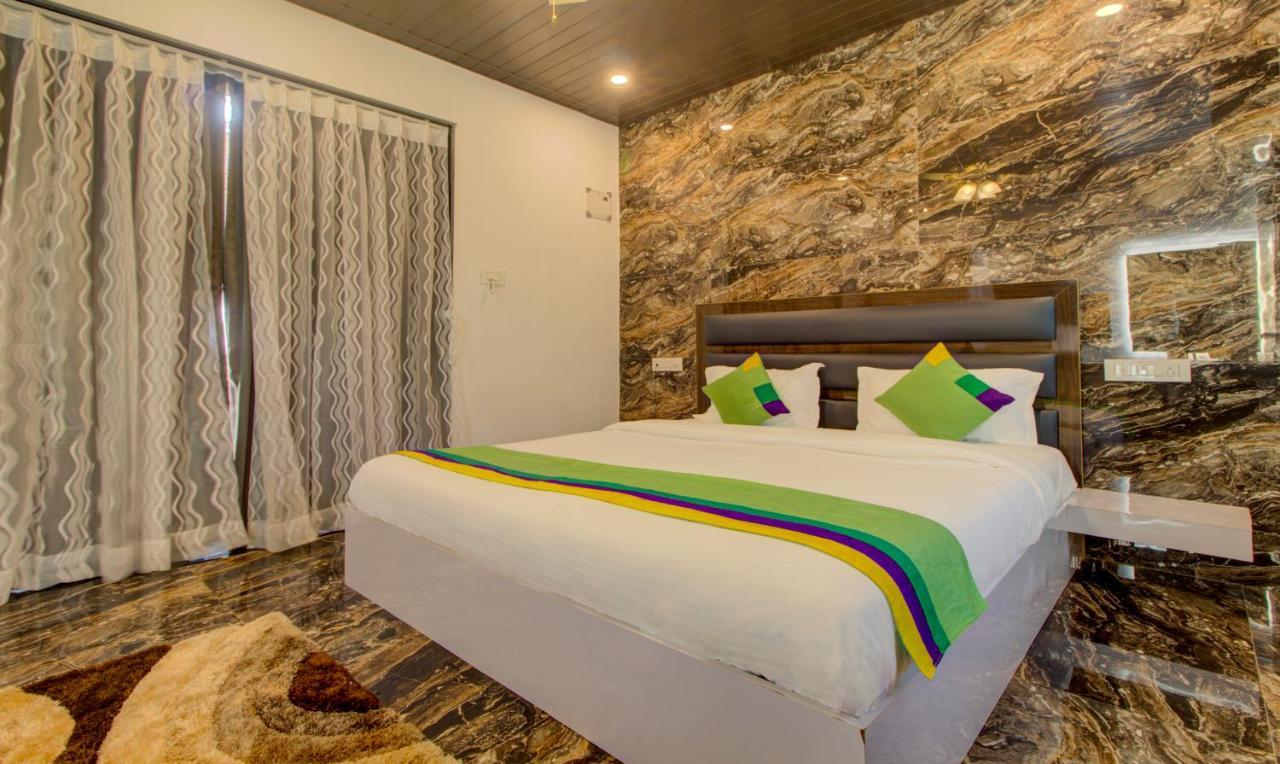 Treebo Code Red Hotel Морджим Екстериор снимка