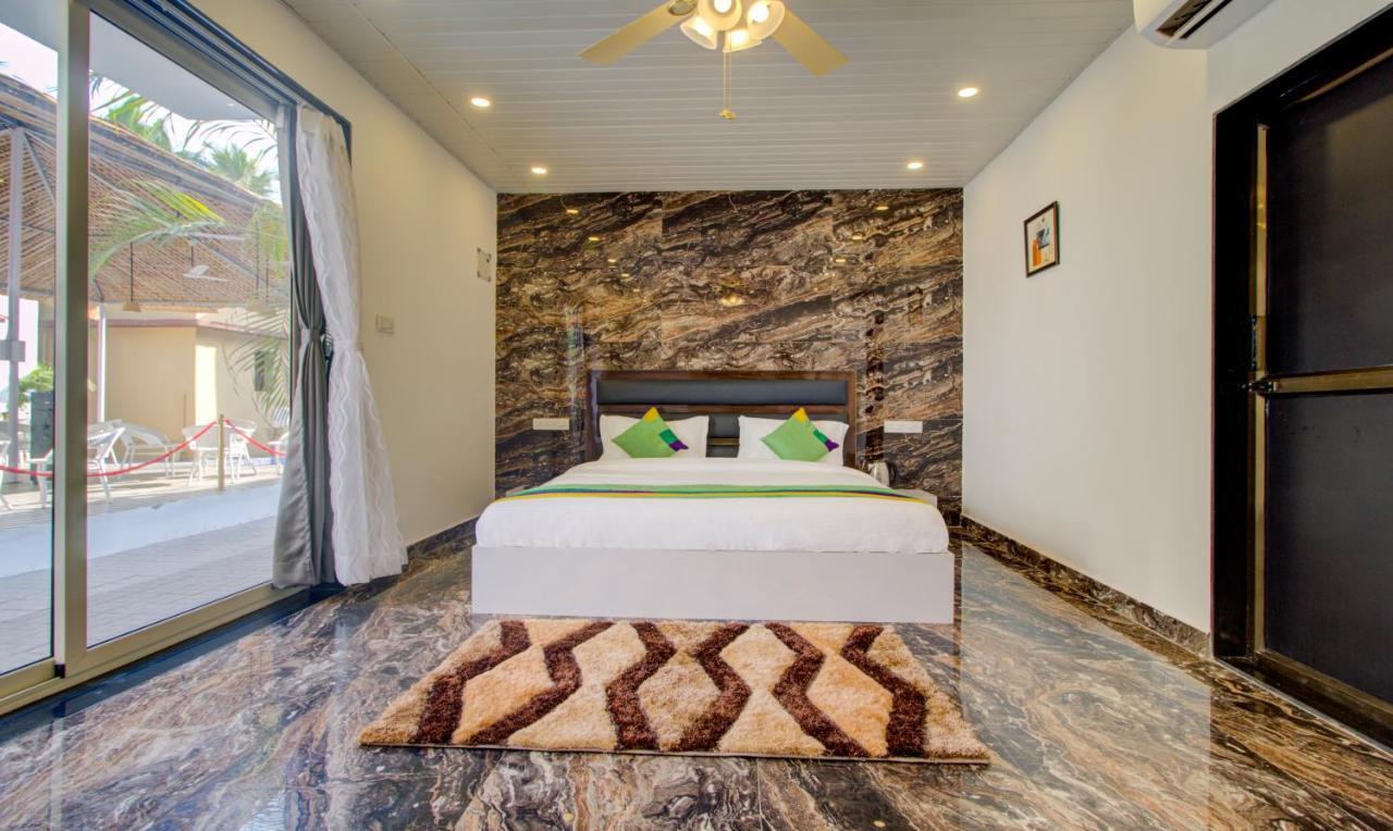 Treebo Code Red Hotel Морджим Екстериор снимка