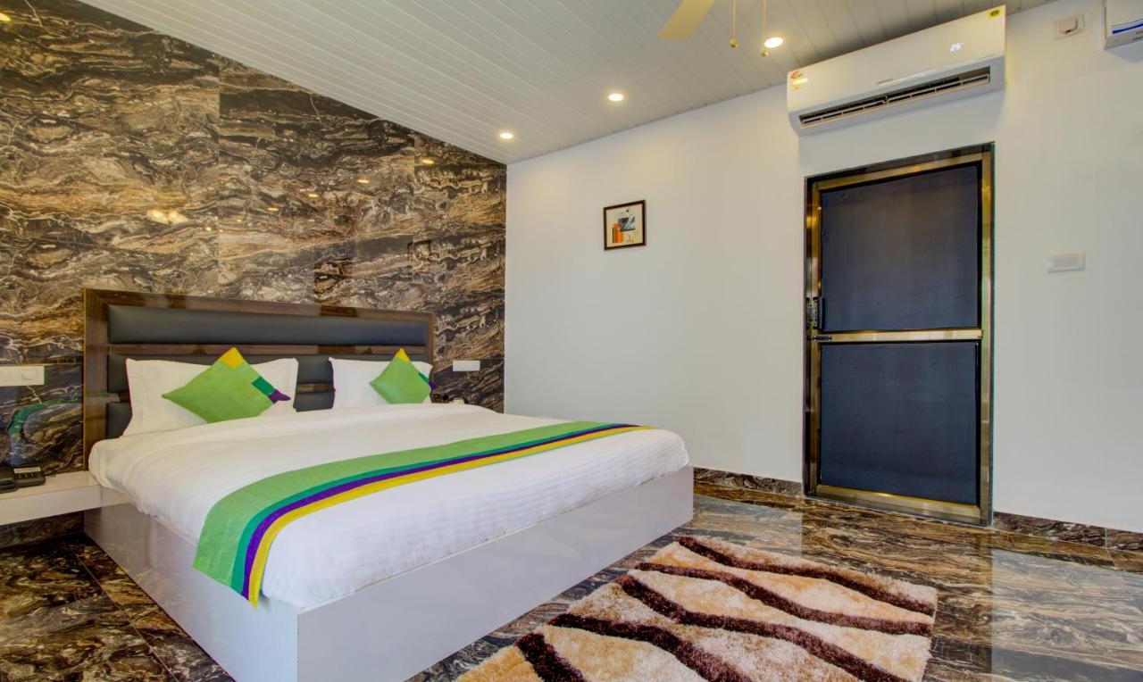Treebo Code Red Hotel Морджим Екстериор снимка