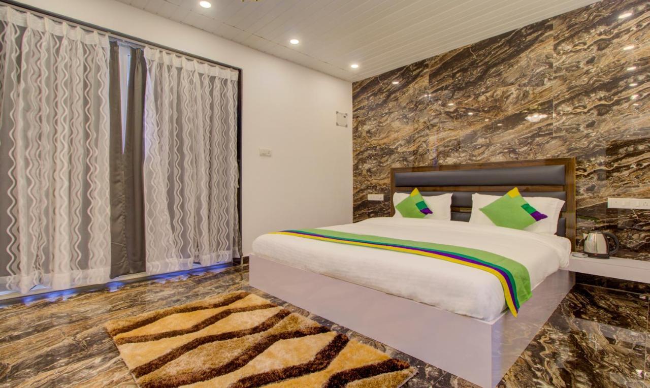 Treebo Code Red Hotel Морджим Екстериор снимка