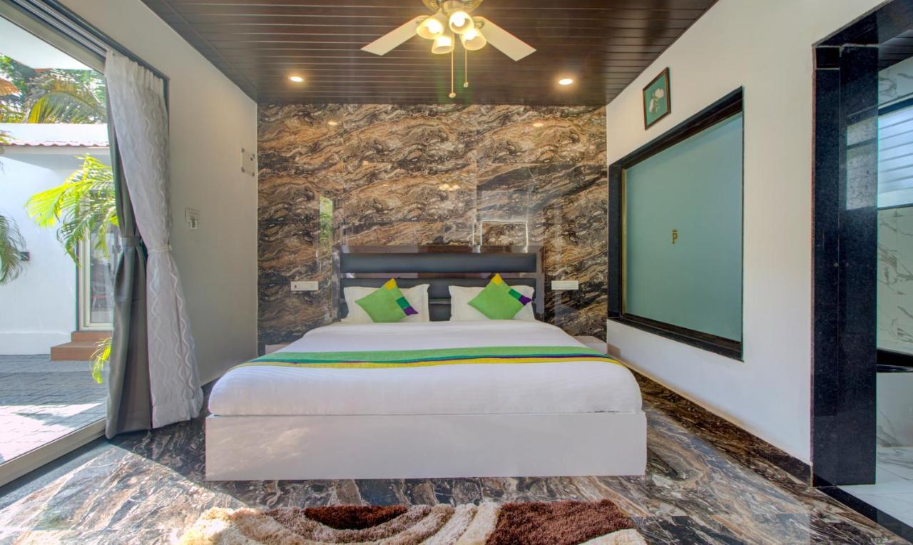 Treebo Code Red Hotel Морджим Екстериор снимка