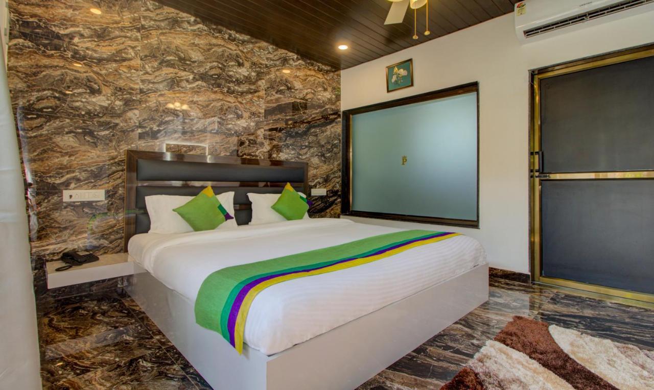 Treebo Code Red Hotel Морджим Екстериор снимка