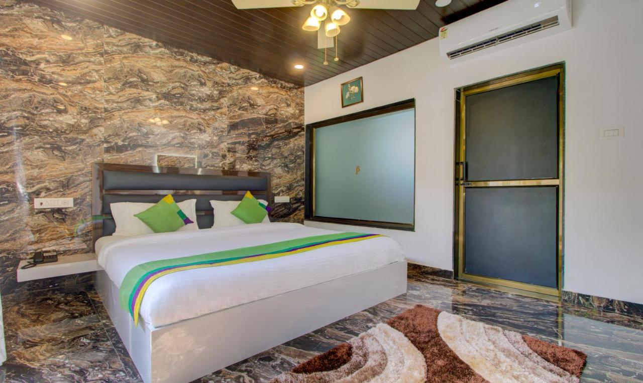 Treebo Code Red Hotel Морджим Екстериор снимка